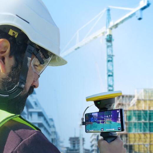 Ingenieur auf der Baustelle mit Trimble SiteVision